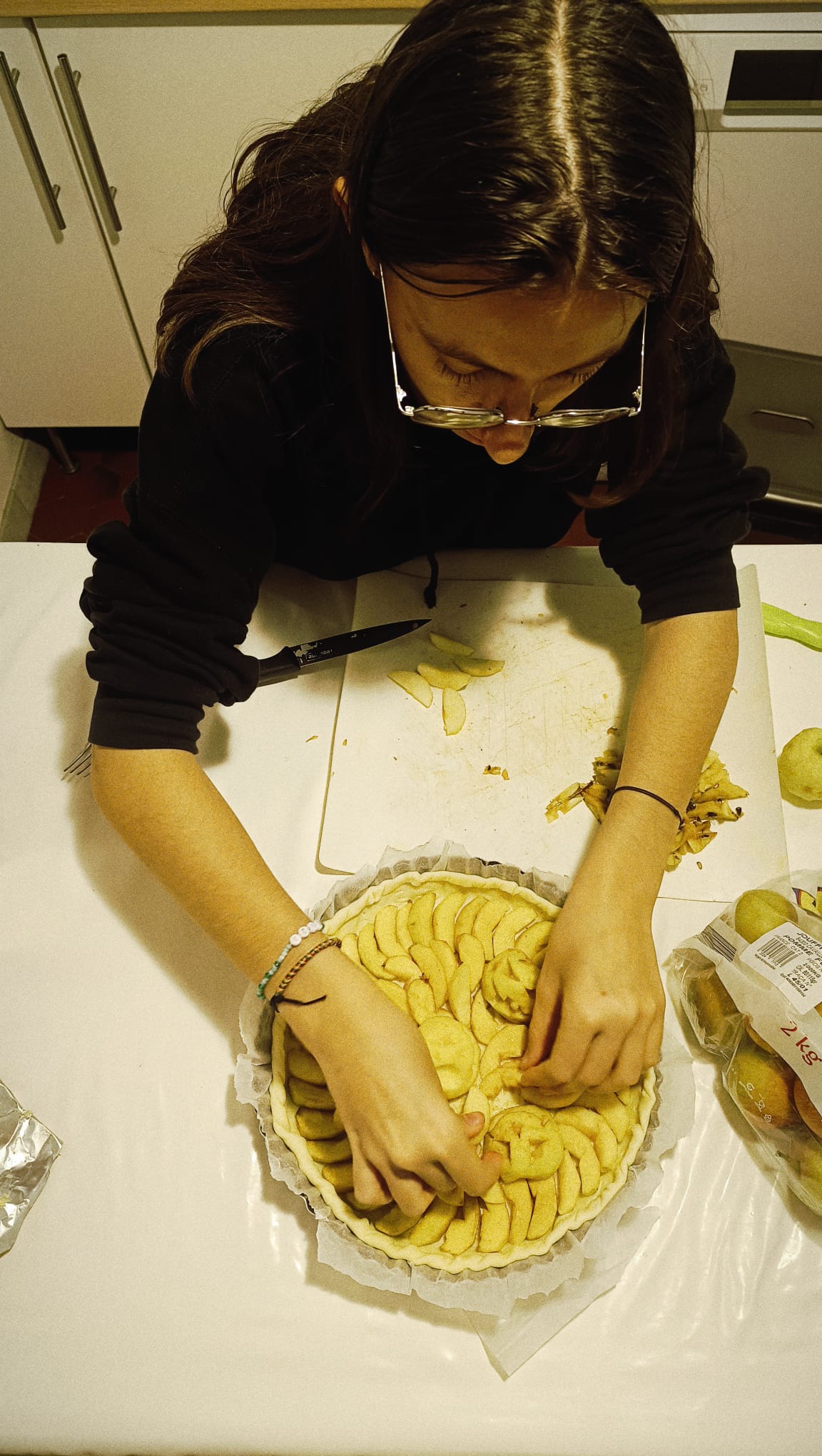 Photo de Marina qui s'occupe de la tarte aux pommes Halloween.