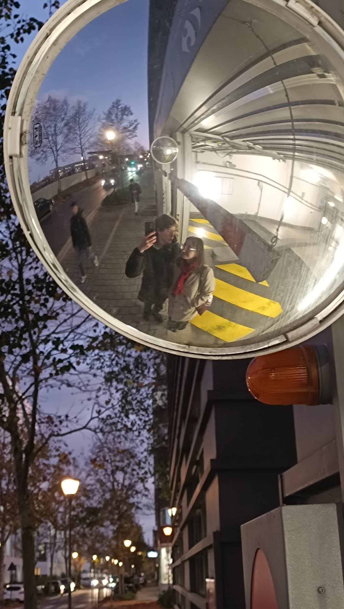 Photo de nous deux dans un miroire de voiture.